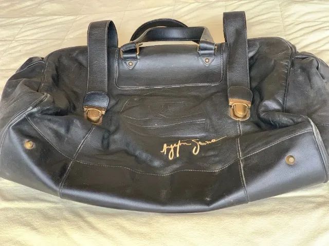 Bolsa é decorada com o autógrafo bordado do piloto brasileiro Preta Em couro Nova Linda.. - Foto 5