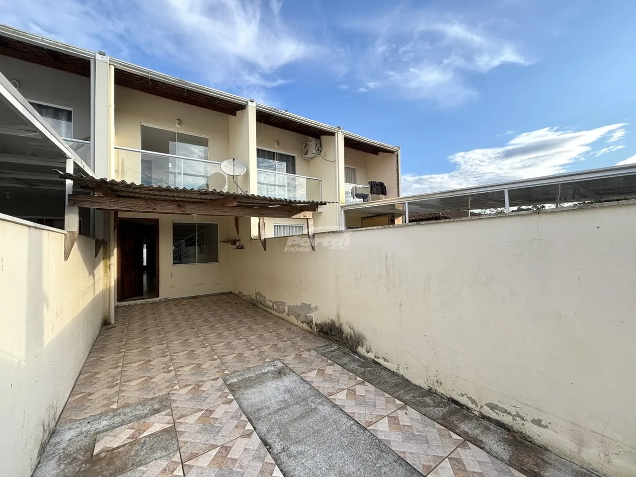 Sobrado com 02 dormitórios, sendo um com sacada, sala de estar, cozinha e sala de jantar c