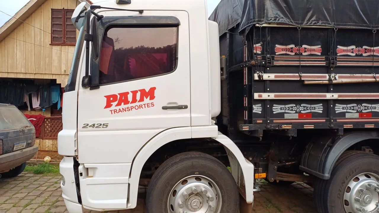 Caminhão Mercedes-Benz bitruque  Atego 2425 - PAIM Transportes - Foto 2