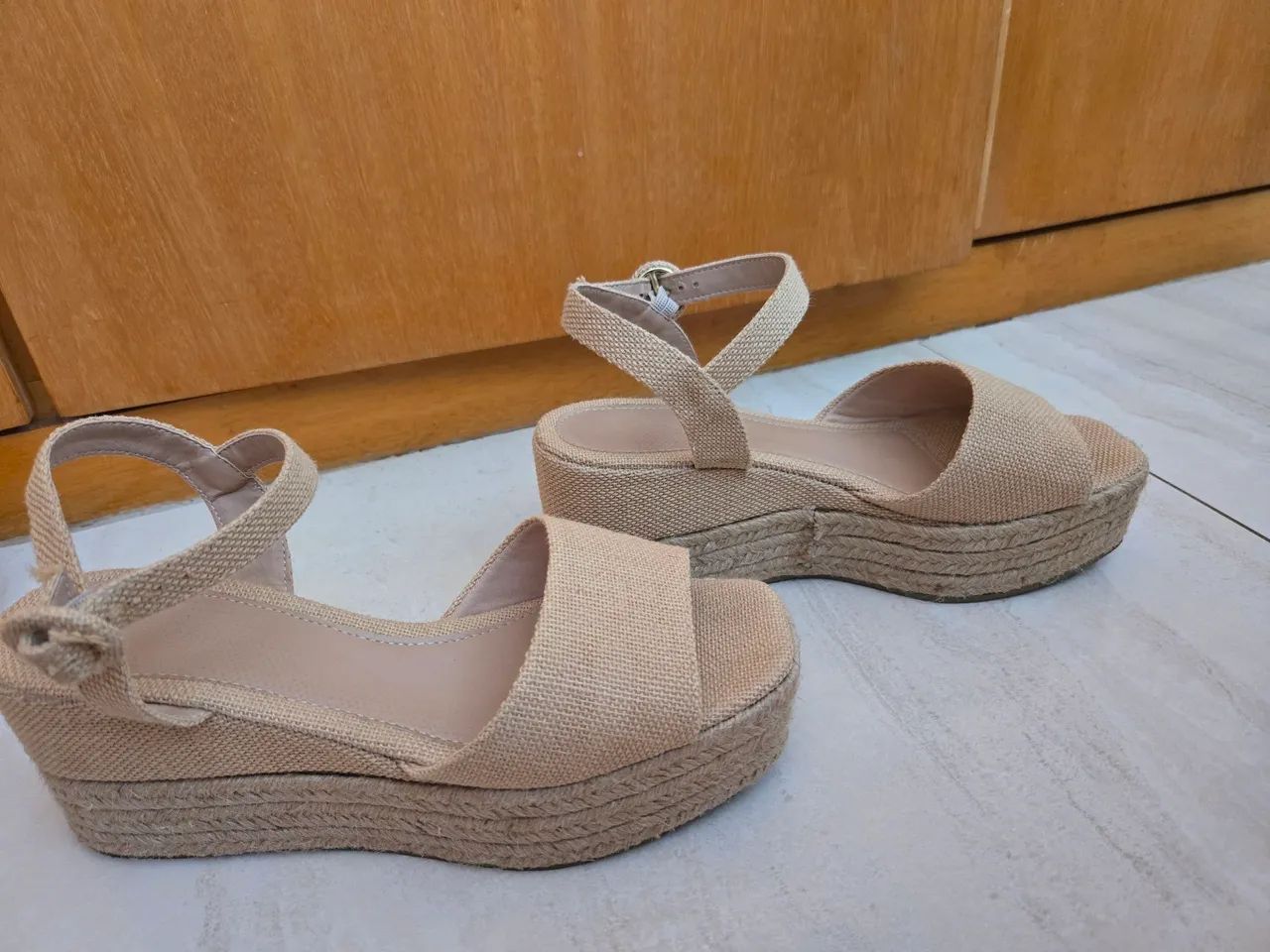 Sandalia plataforma, cortiça, cor nude, bege claro, nova. Marca sonho dos pés