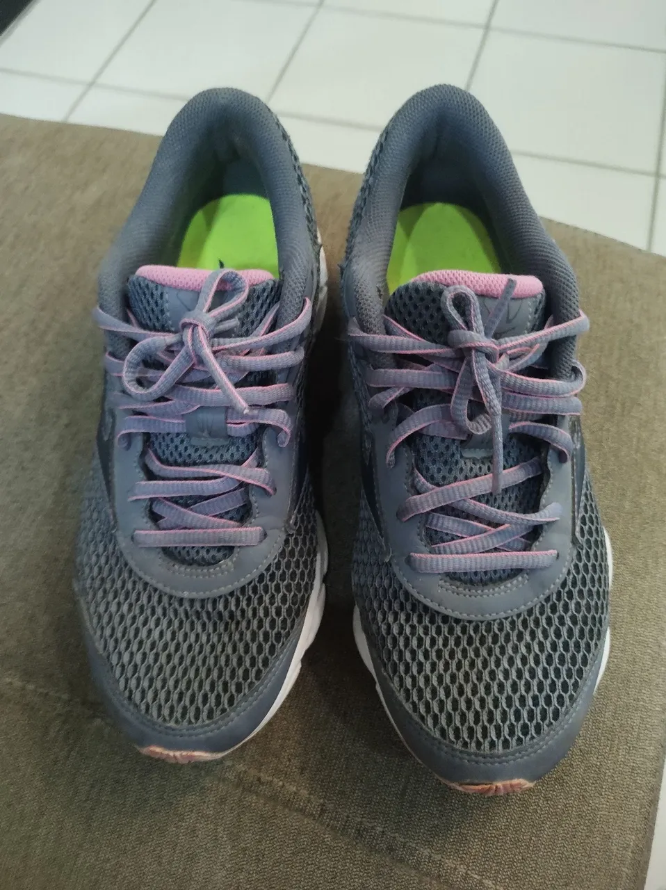 Tênis esportivo cinza com detalhes rosa