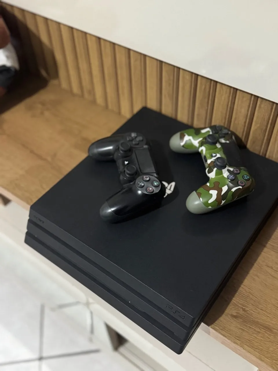PlayStation 4 Pro com dois controles