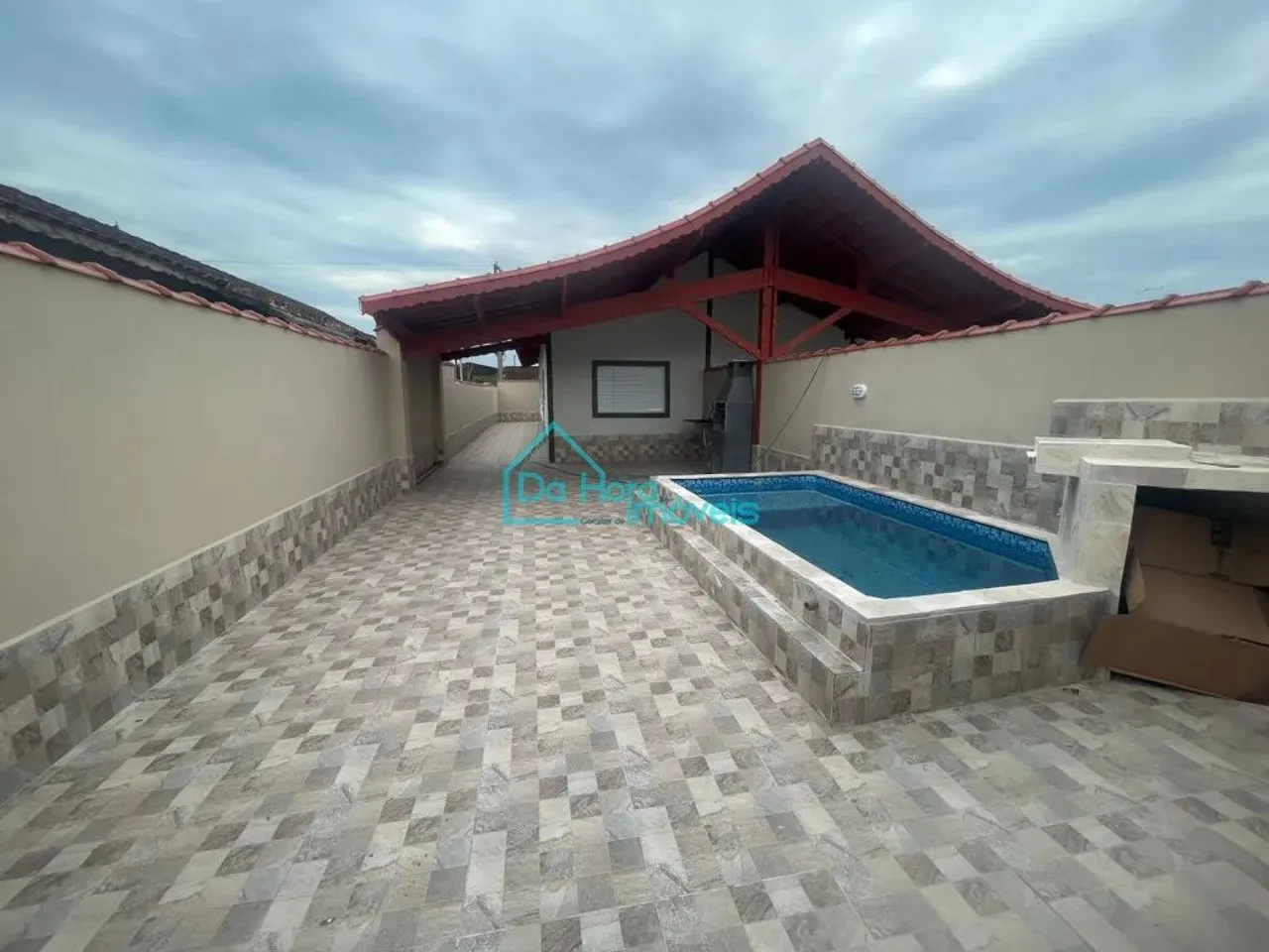 linda casa com piscina próximo a pista a venda em mongaguá