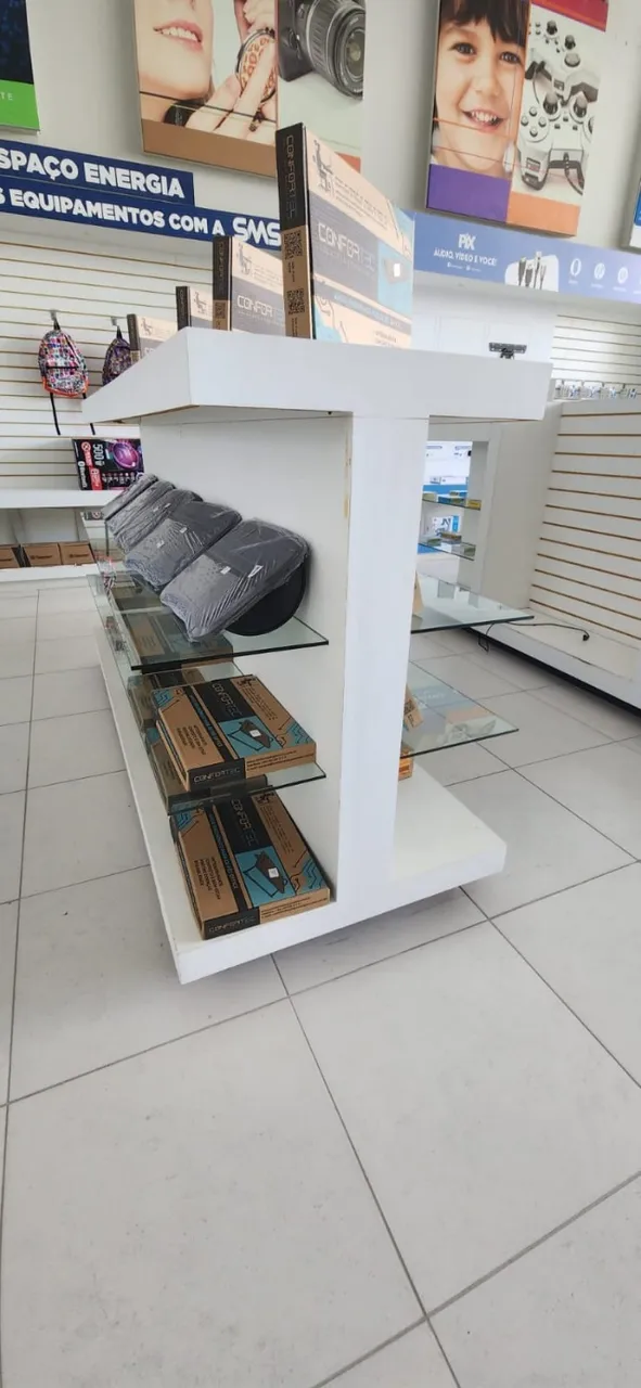 Gondolas em MDF e vidro, muito lindas e em otimo estado