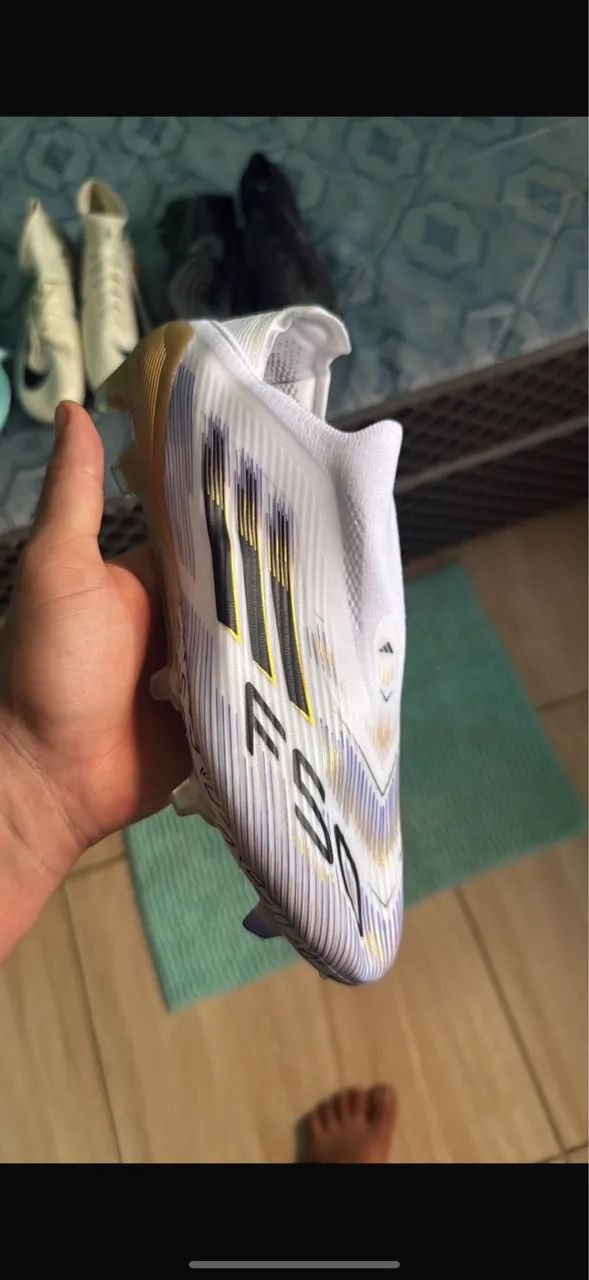 Chuteira adidas f50