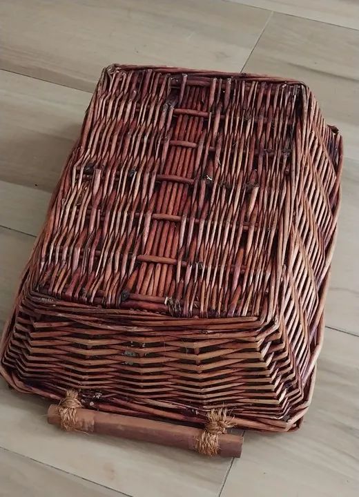 2 cestos,1 de vime e outro de palha redondo para decoração  - Foto 6