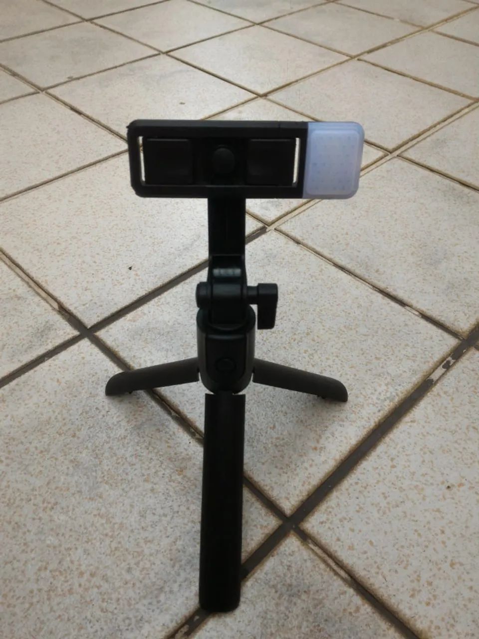 Pau de selfie e suporte de celular com controle remoto novo - Foto 4