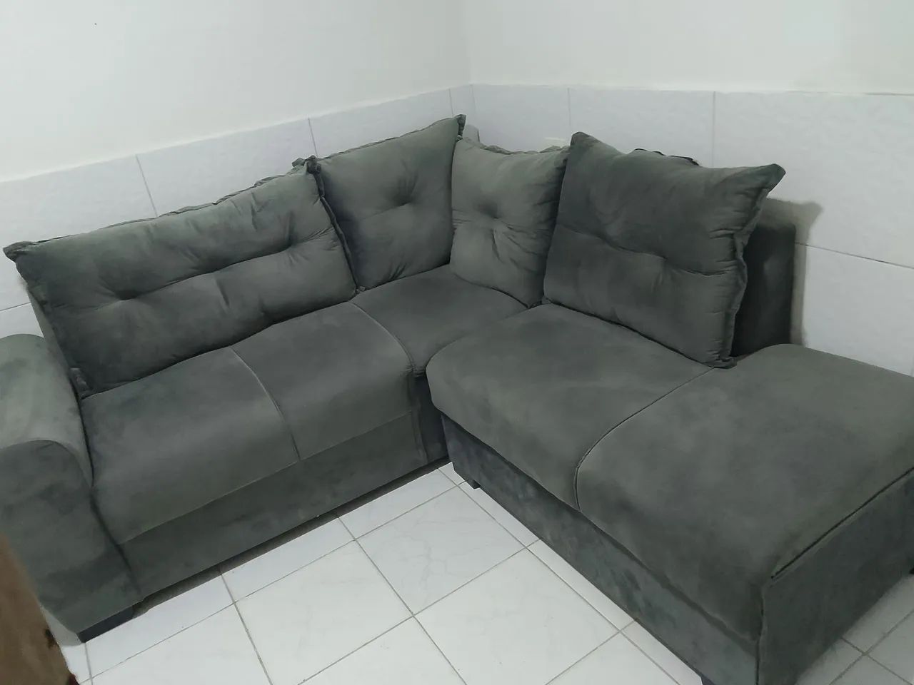 Sofá de canto em L aveludado 