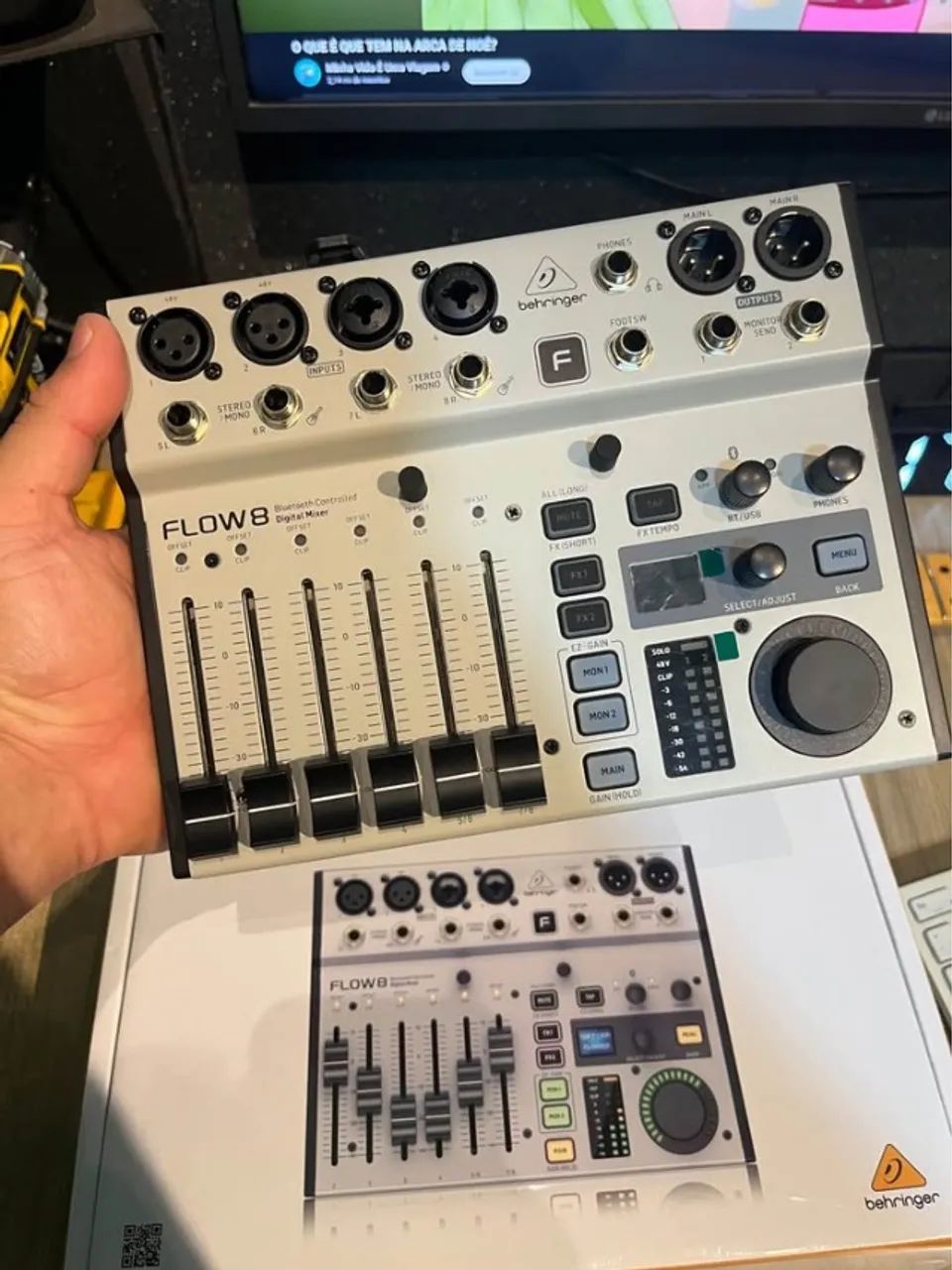 Mesa de Som Digital Flow8 Behringer