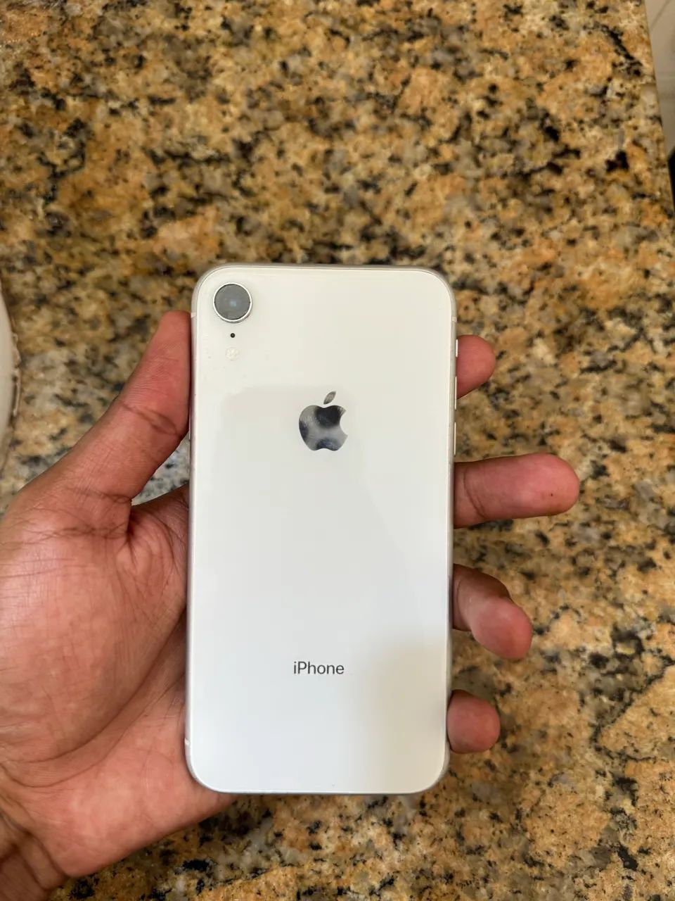iPhone XR branco 64 GB