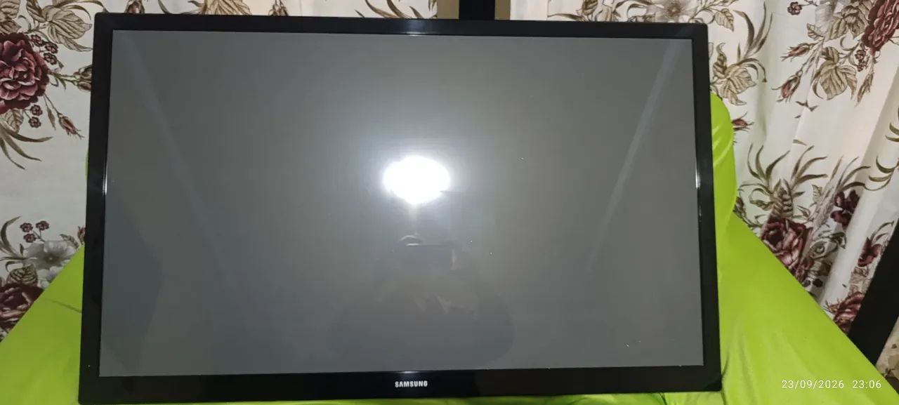 TV Samsung 43" HD - Funcionando Perfeitamente + Controle 