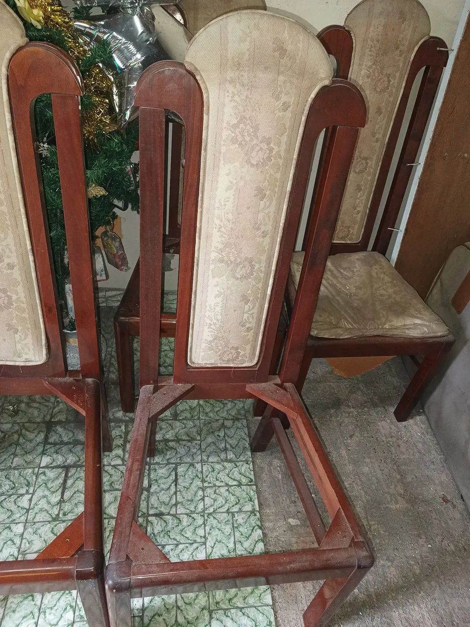 Vendo oito cadeiras lakiadas sem assento valor 500.00