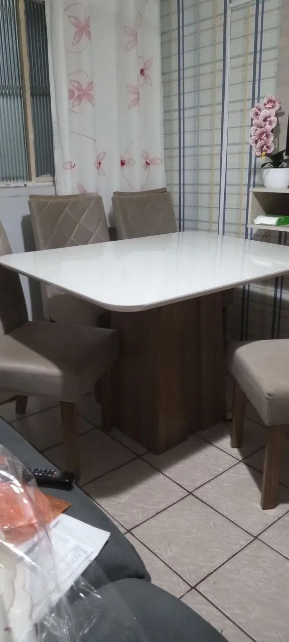 Vendo uma mesa de jantar e quatro cadeiras 