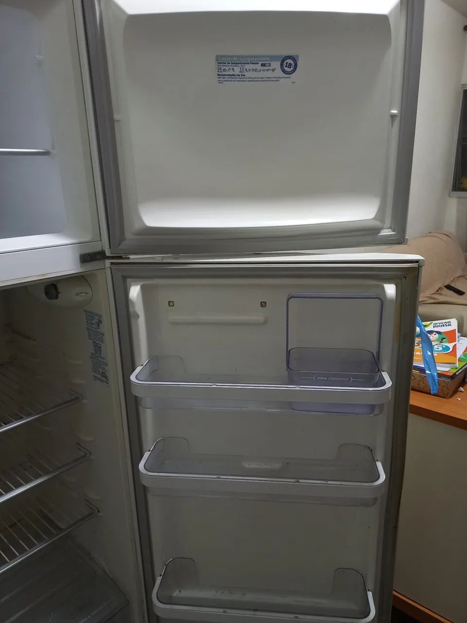 VENDE-SE GELADEIRA ELETROLUX COM DEFEITO.  - Foto 4