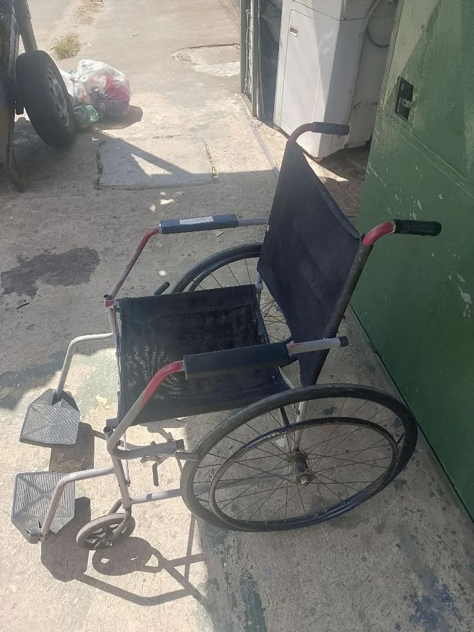Vendo cadeira de rodas - Foto 4