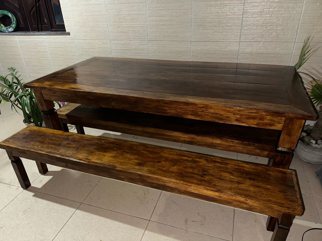 Mesa de madeira maciça.