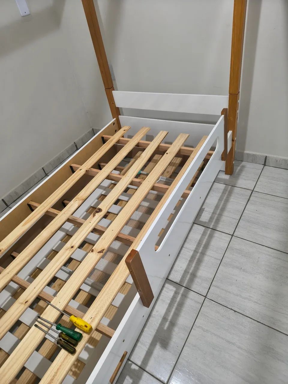 Vendo cama infantil com coma auxiliar  - Foto 3