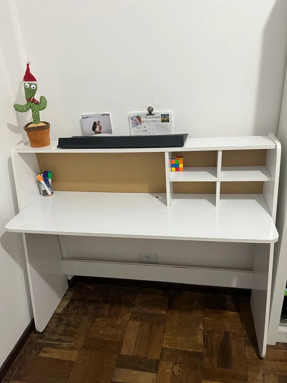 Mesa de Escritório com Prateleiras