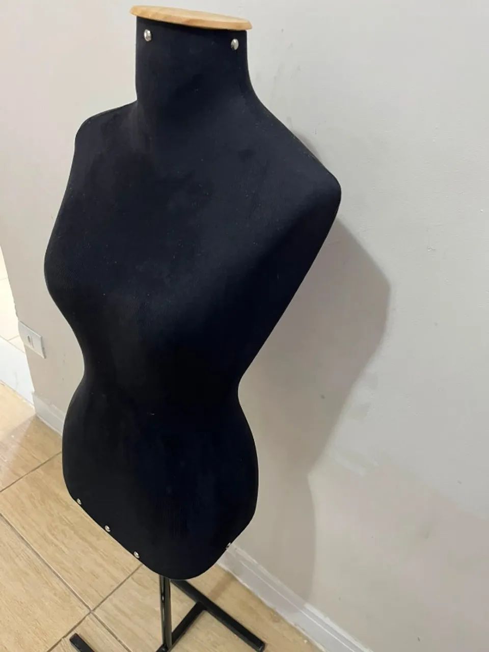 Manequim Feminino Forrado com Pedestal - Foto 4