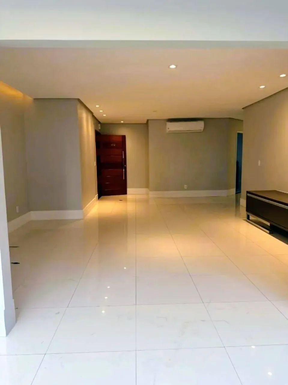 Alugo apartamento com móveis projetados no Maison Monet
