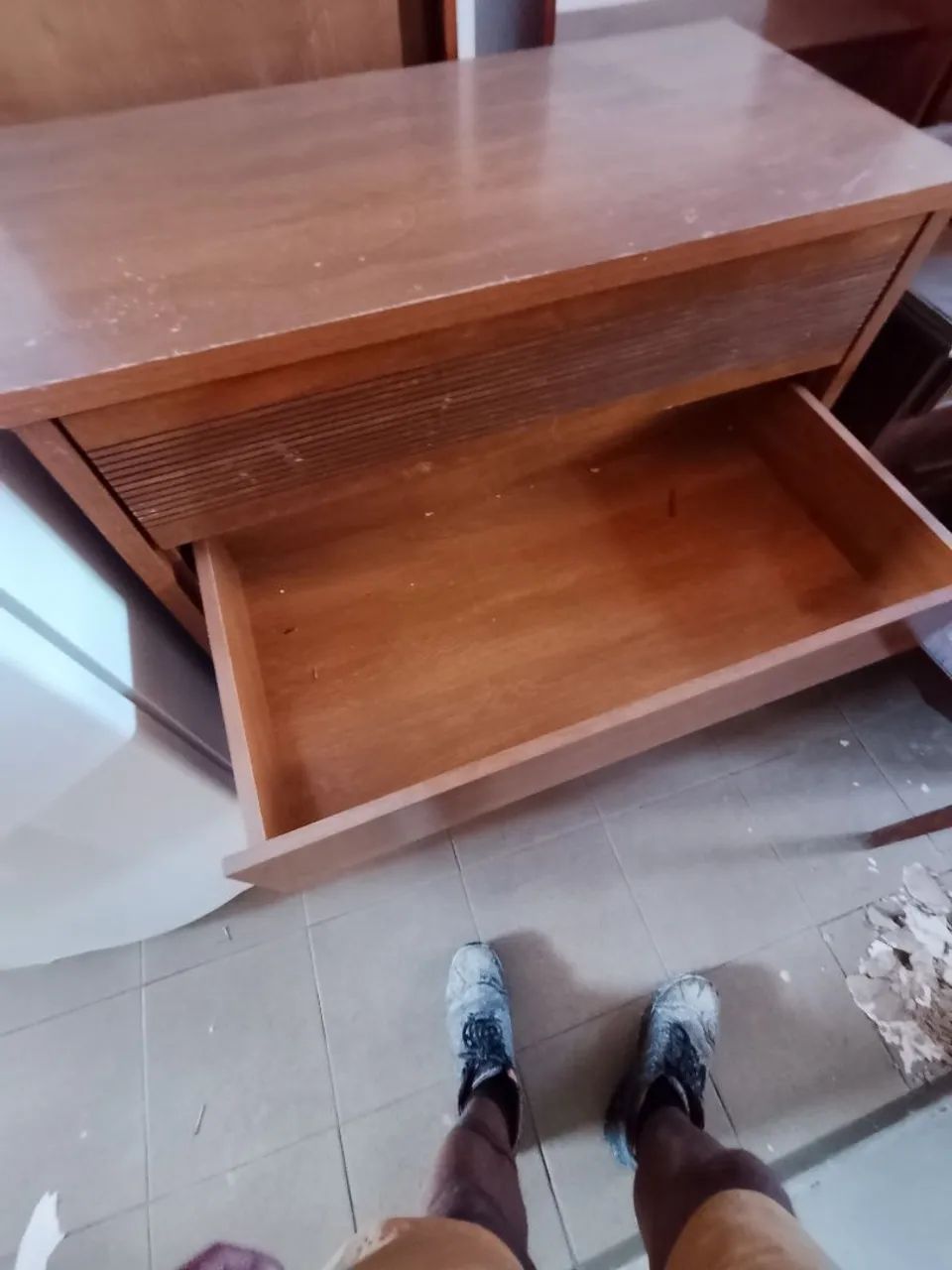 Cômoda com uma gaveta quebrada 