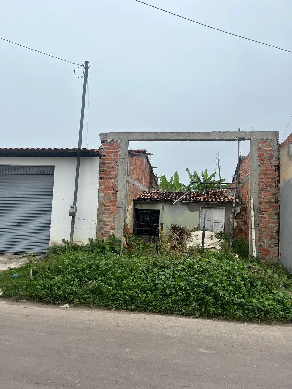     Terreno com Estrutura Comercial à Venda 