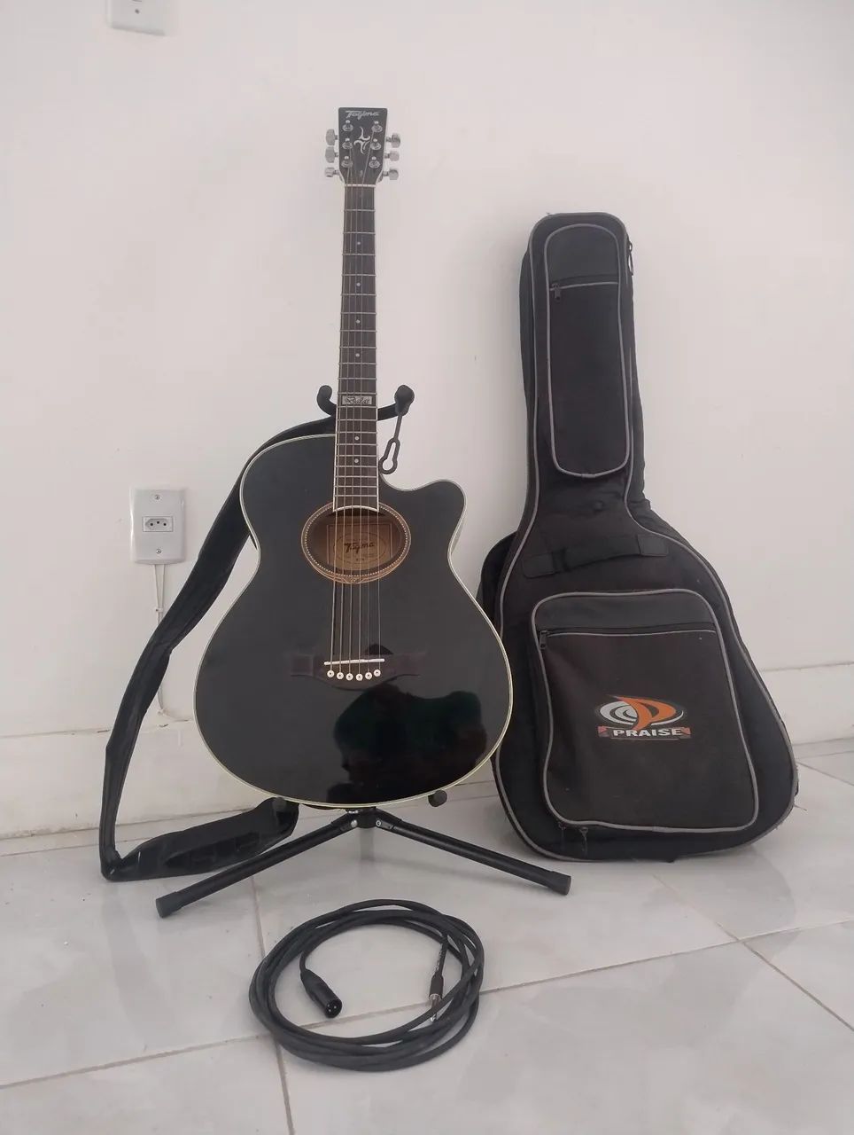 Violão Tagima Dallas com alça, capa acolchoada, pedestal e cabo ponta banana e PPA.