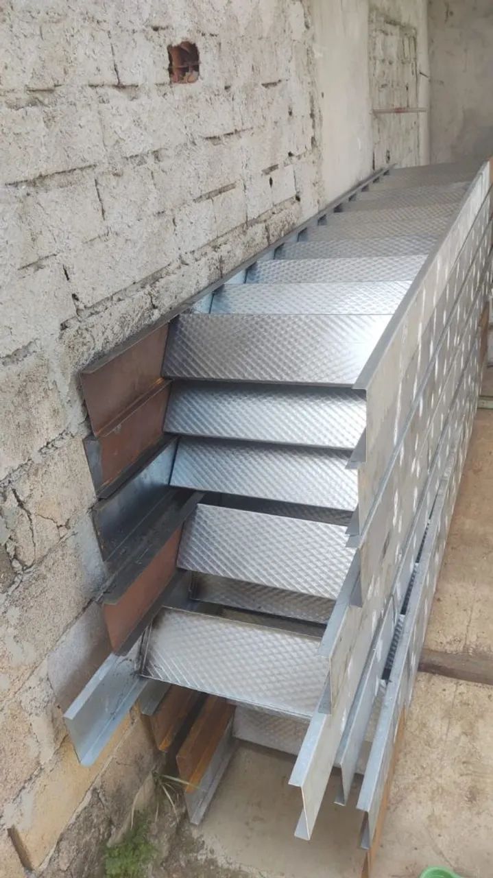 Escada reta 64985878883330120