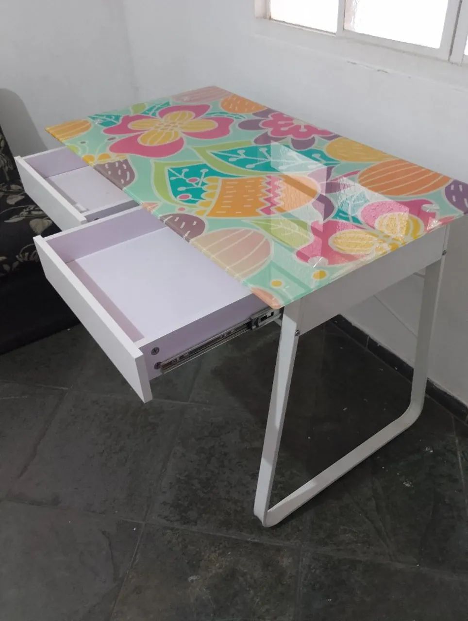 Sofás 1 e 2 lugares e mesa ferro e tampo blindex decorado - Foto 4