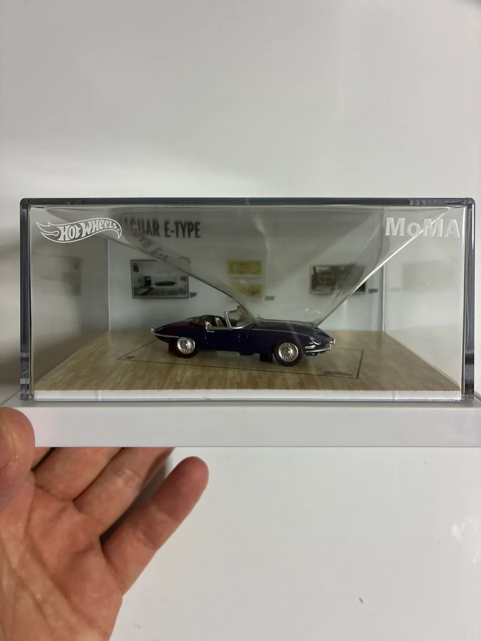 Hot Wheels x MoMa Jaguar e-type roadster 