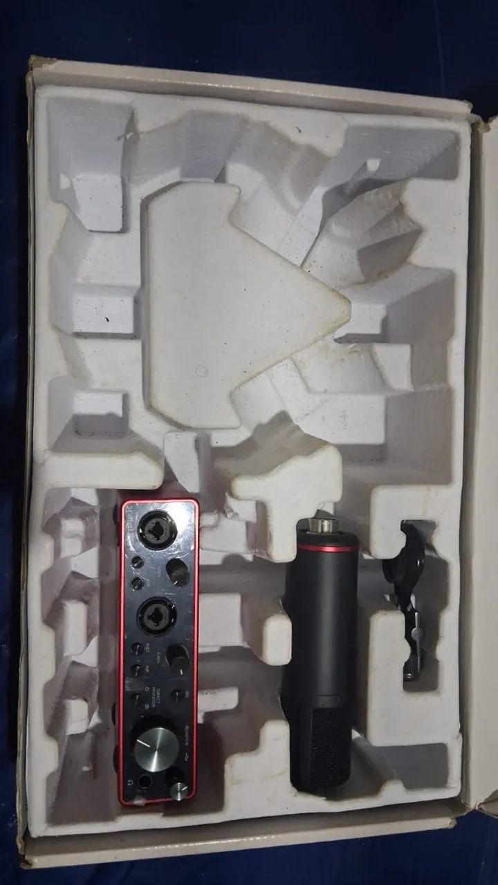 Interface de áudio Focusrite Scarlett 2i2 Studio 3 Geração e Microfone Condensador - Foto 2