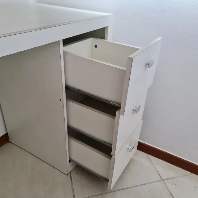 Mesa de escritório em L com 3 gavetas - Foto 4
