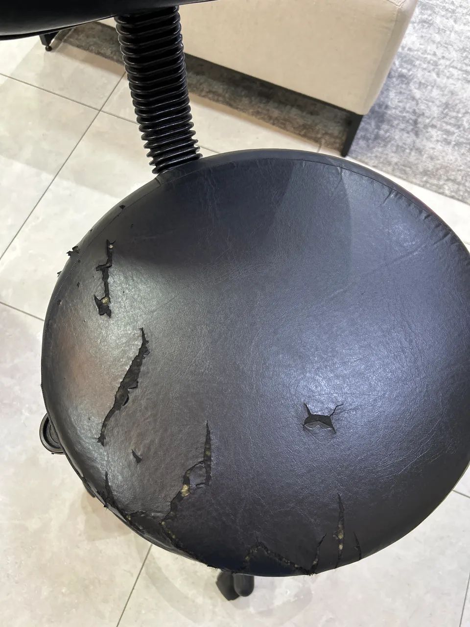 Cadeira Caixa Alta Courino Preto funcionando  - Foto 2
