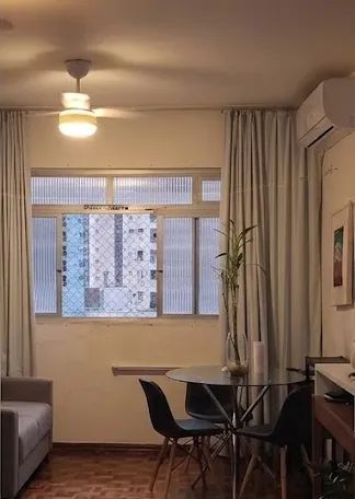 Apartamento kitnete no Centro, claro e arejado.