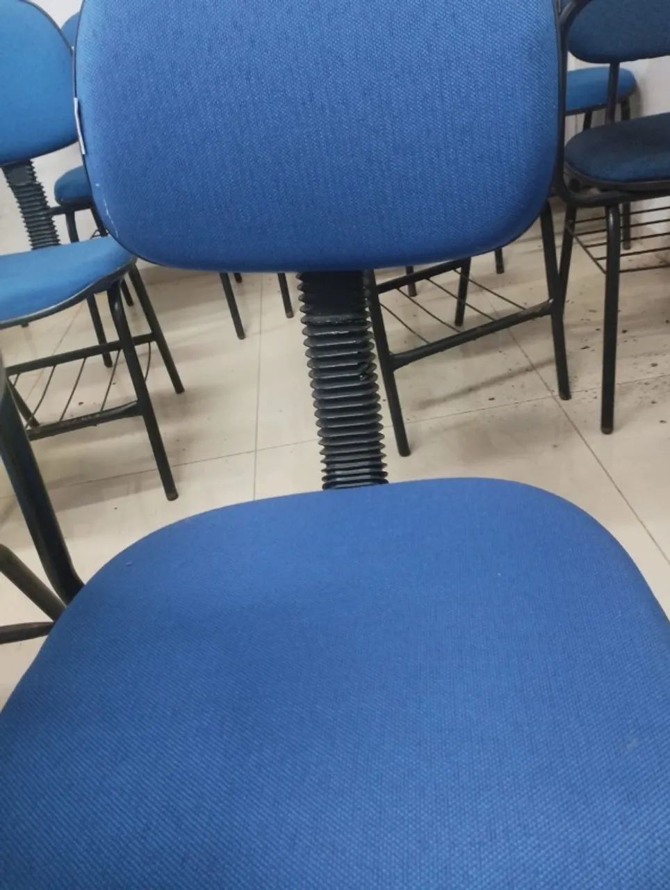 Cadeira escolar tipo univarsitária espuma injetada e anatômica - Foto 4