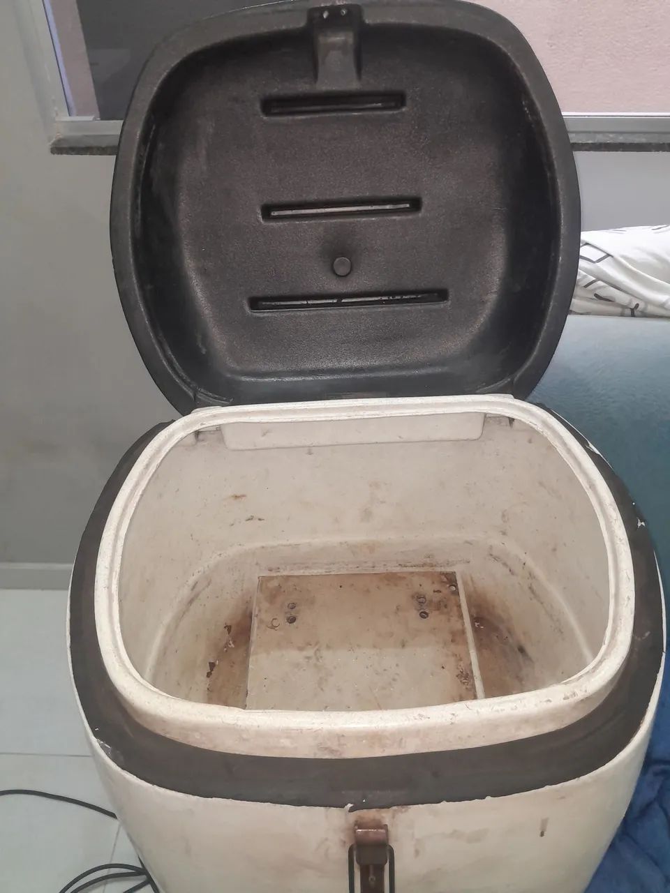 Vendo ou troco baú grande para moto.  - Foto 2