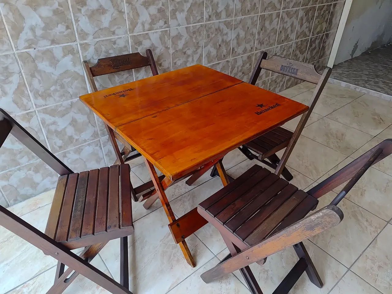 Mesa e cadeira 