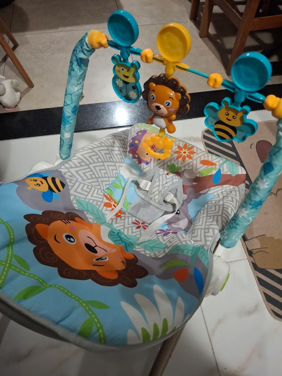 Cadeirinha de balanço toca e vibra
