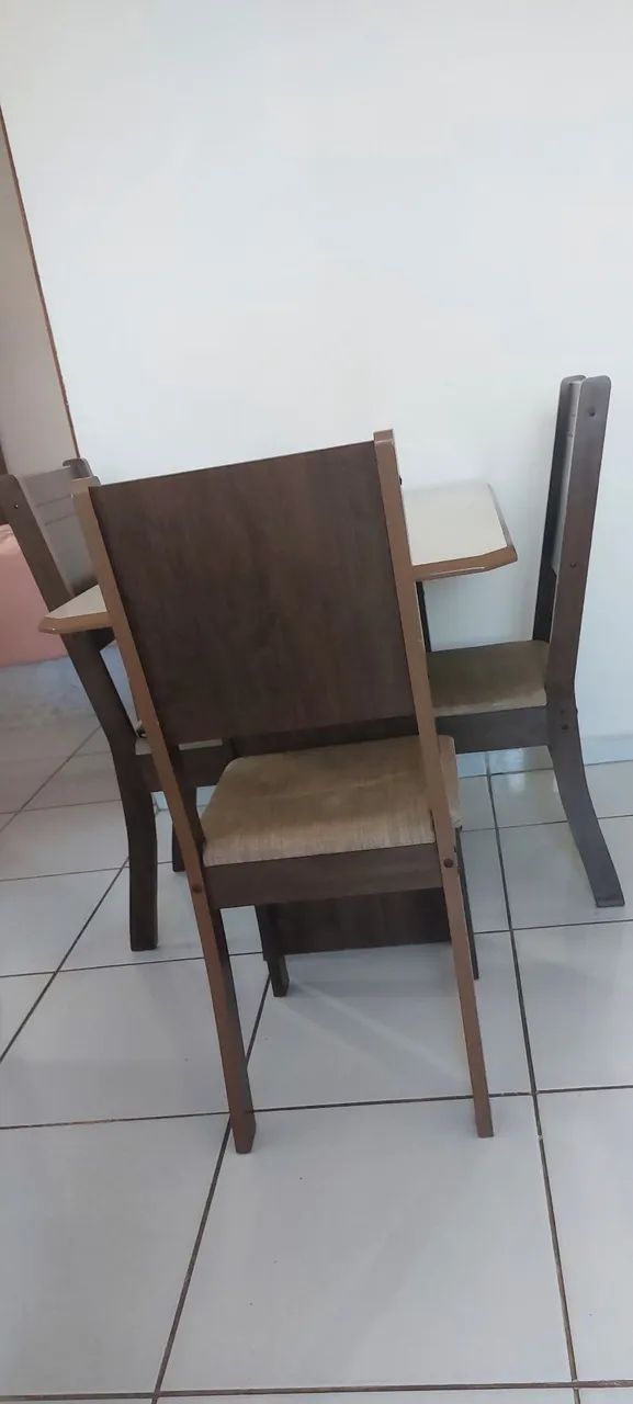 Mesa em MDF com 4 cadeiras - Foto 2