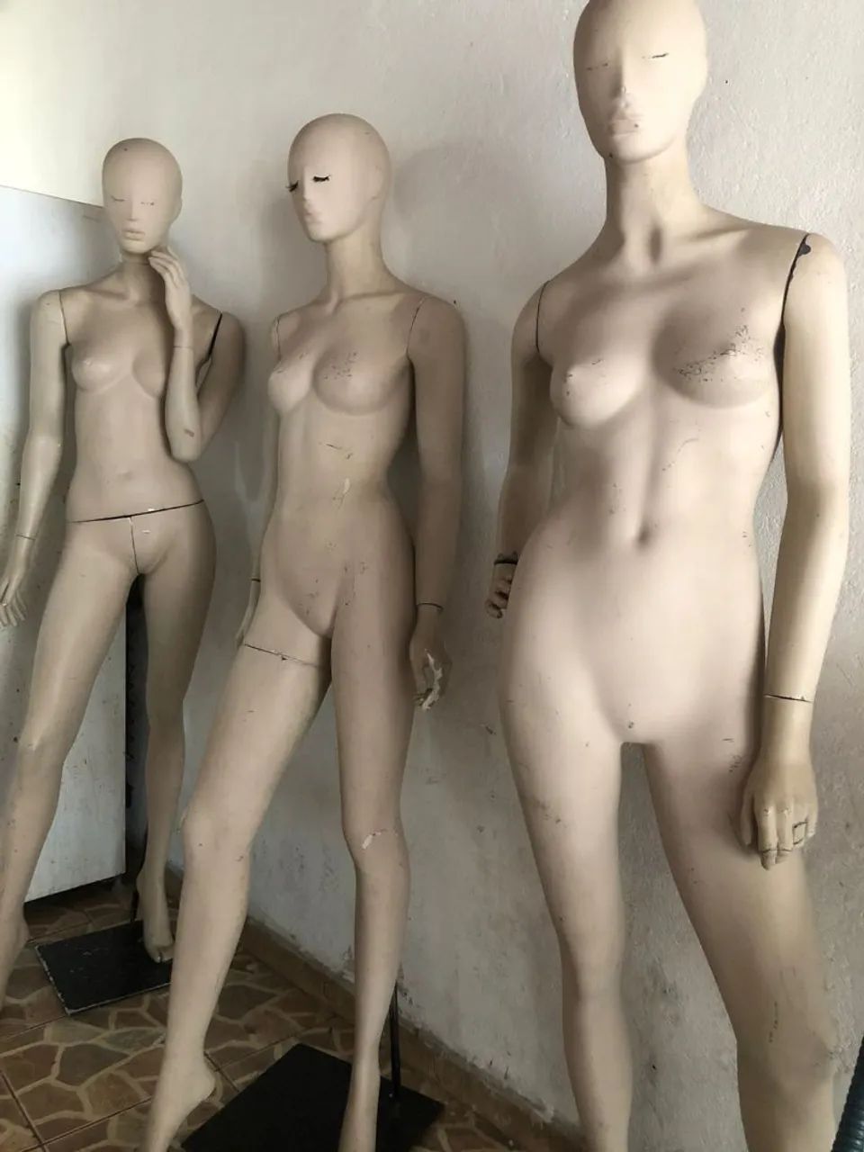 3 manequins gesso por 650 reais 