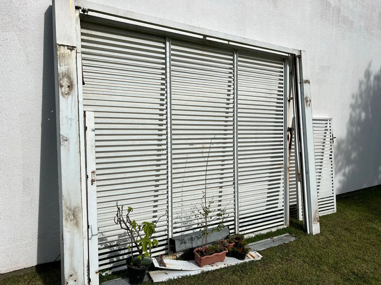 Portão de Alumínio Branco com Porta Social