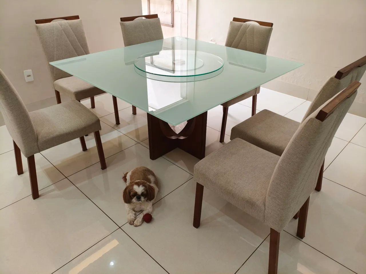 Mesa de jantar com seis cadeiras