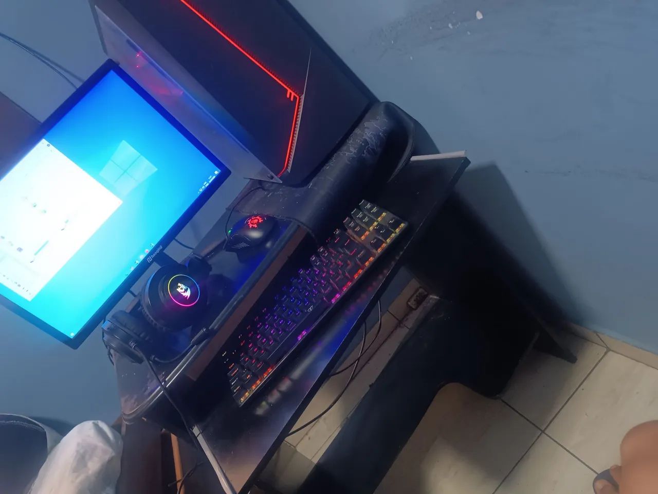 Pc gamer, com tudo, mesa e acessórios 