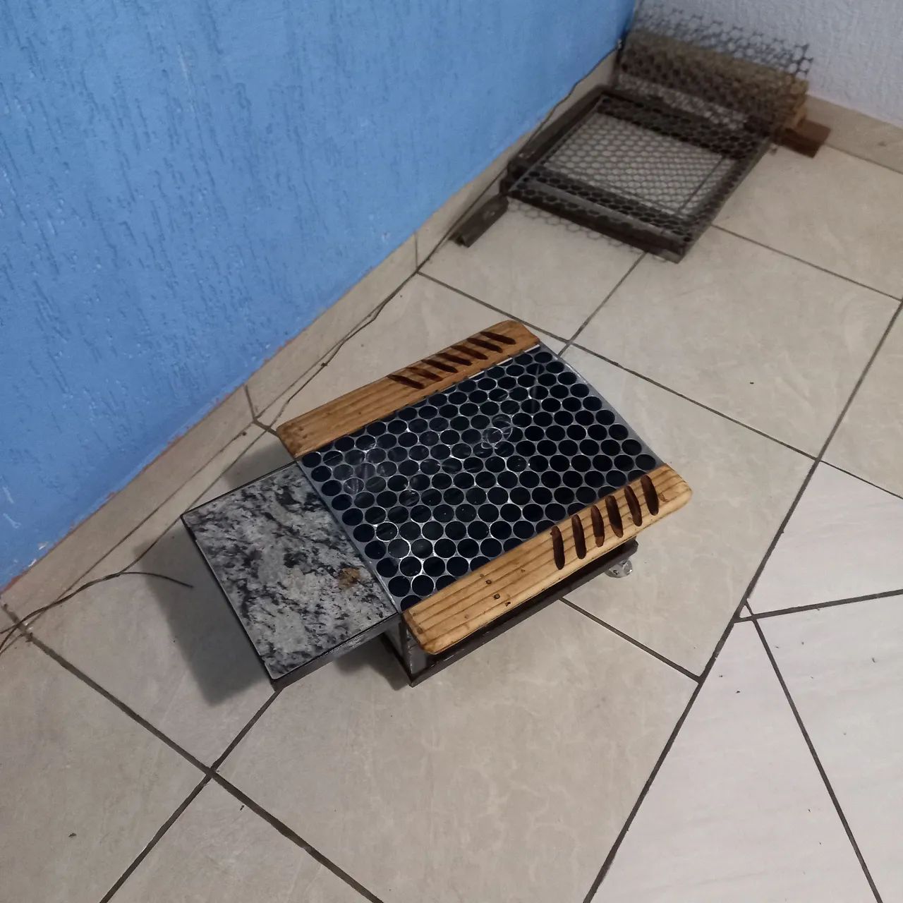 Churrasqueira com rodinhas e tabua pra carne - Foto 2