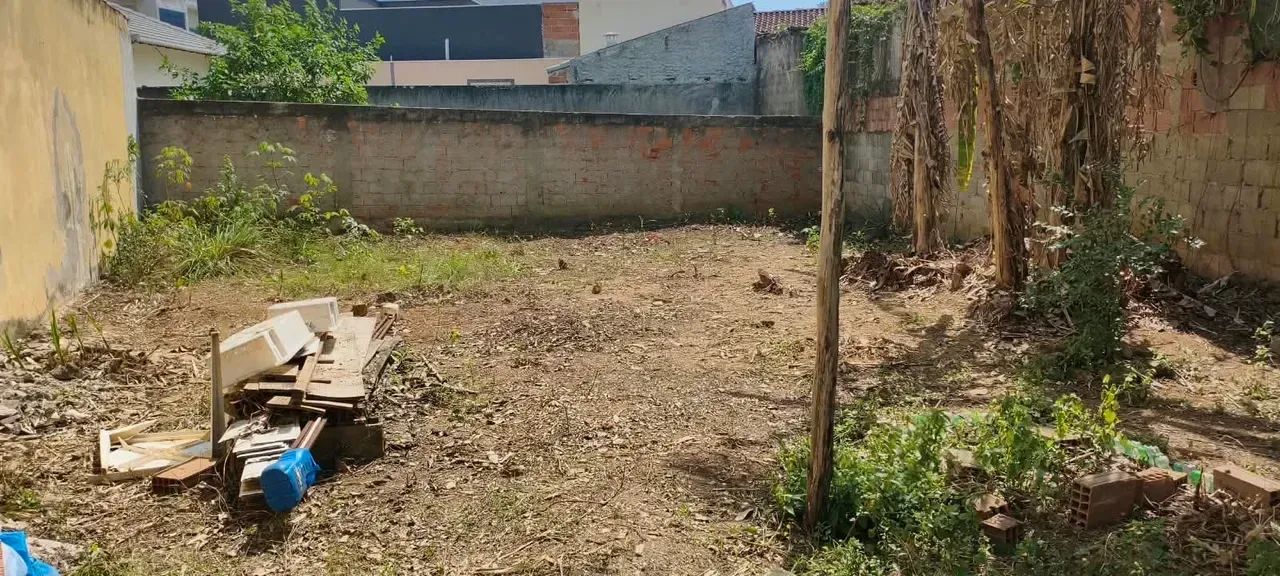Terreno plano e murado de 190 m2 no Rio da Prata