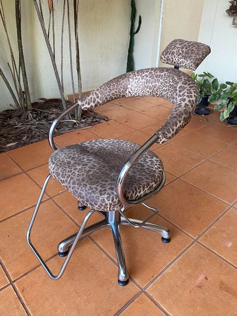 Cadeira para Cabeleireiro e Maquiagem com Ajuste de Altura