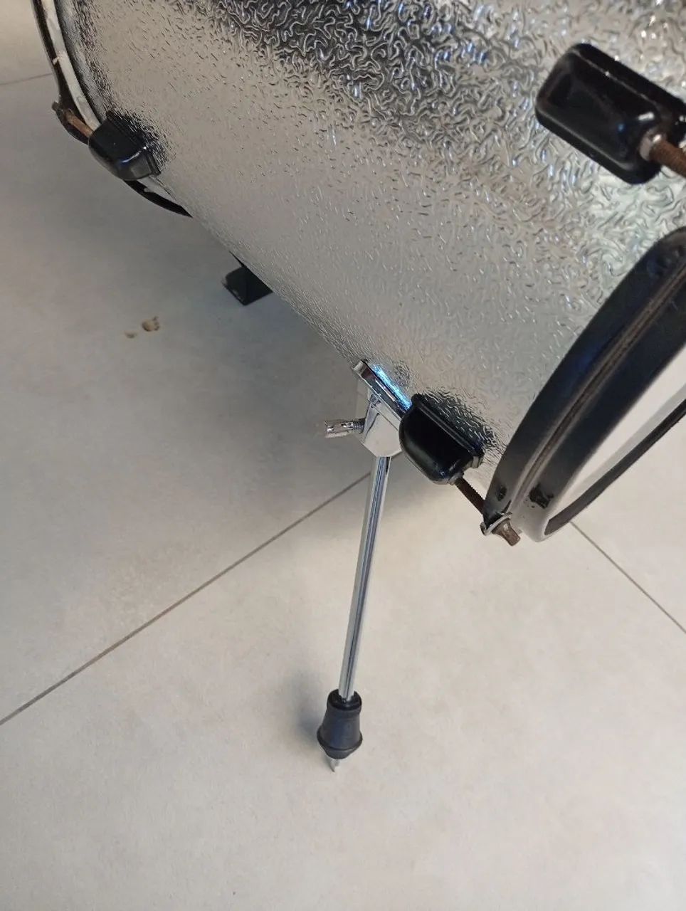 Surdo 16" convertido pra bumbo com pés e elevador. - Foto 4