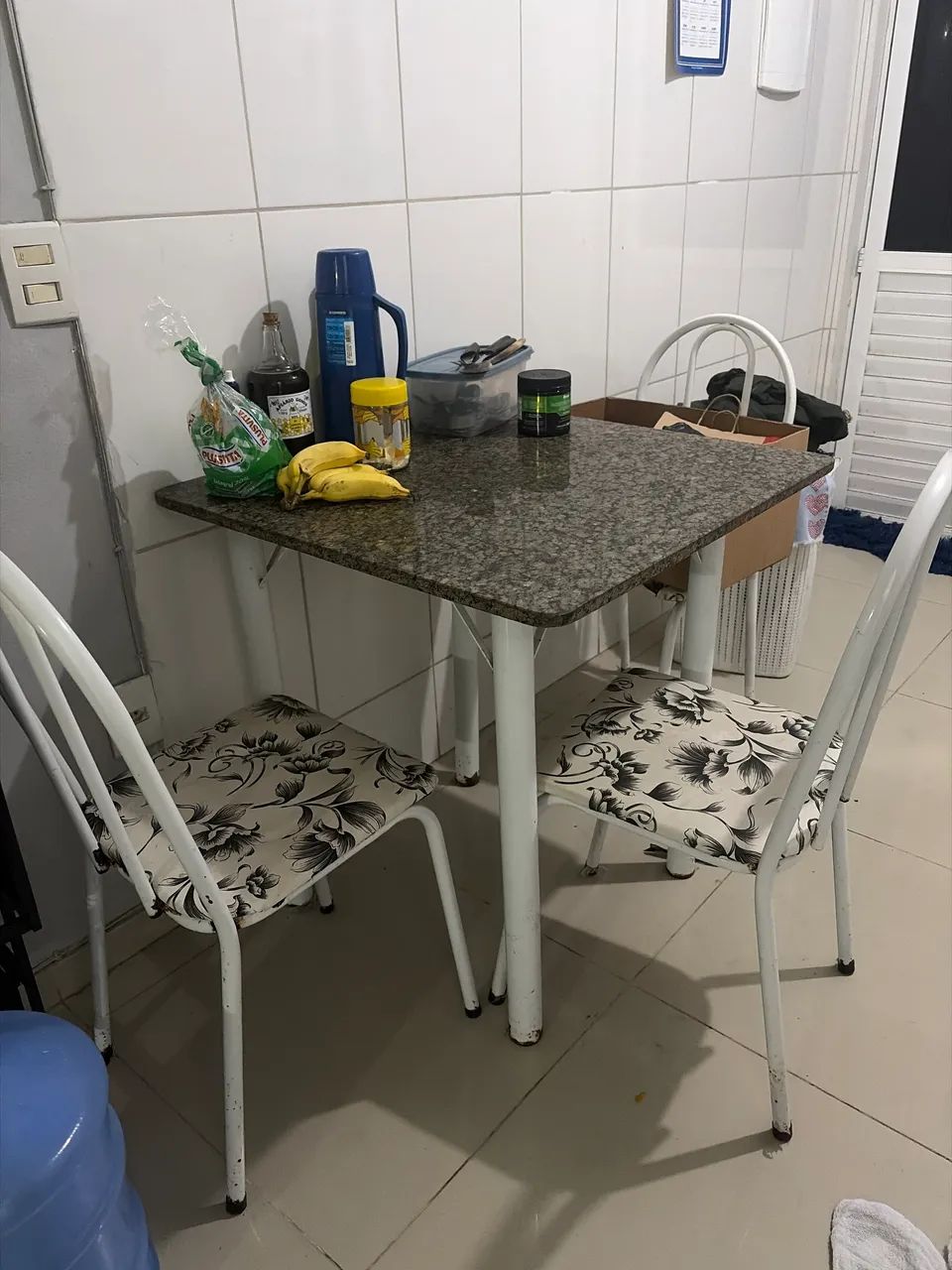 Mesa de mármore 4 cadeiras