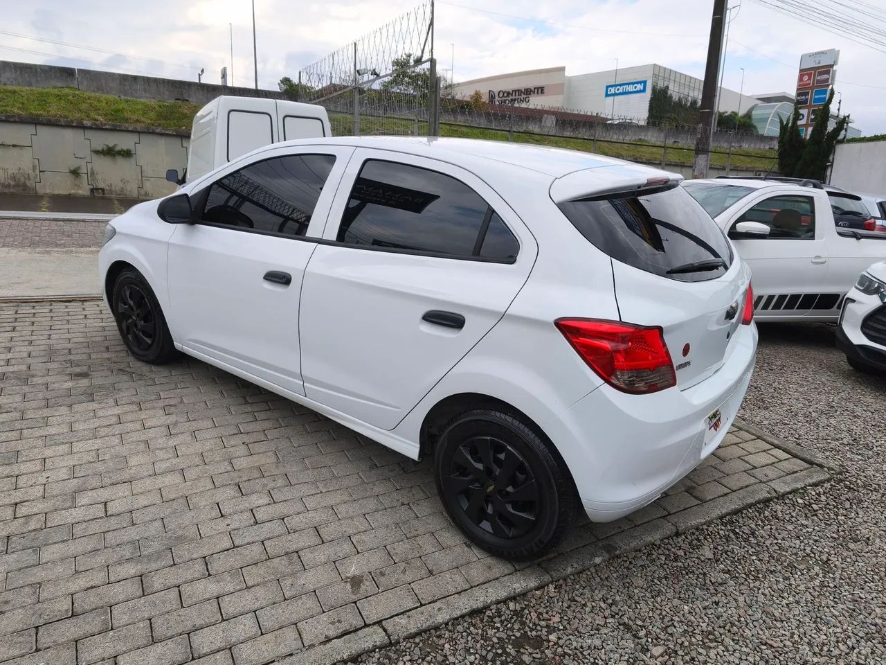 Chevrolet Onix JOY HATCH 1.0 8V FLEX MEC. 4P 2018 - Foto 3