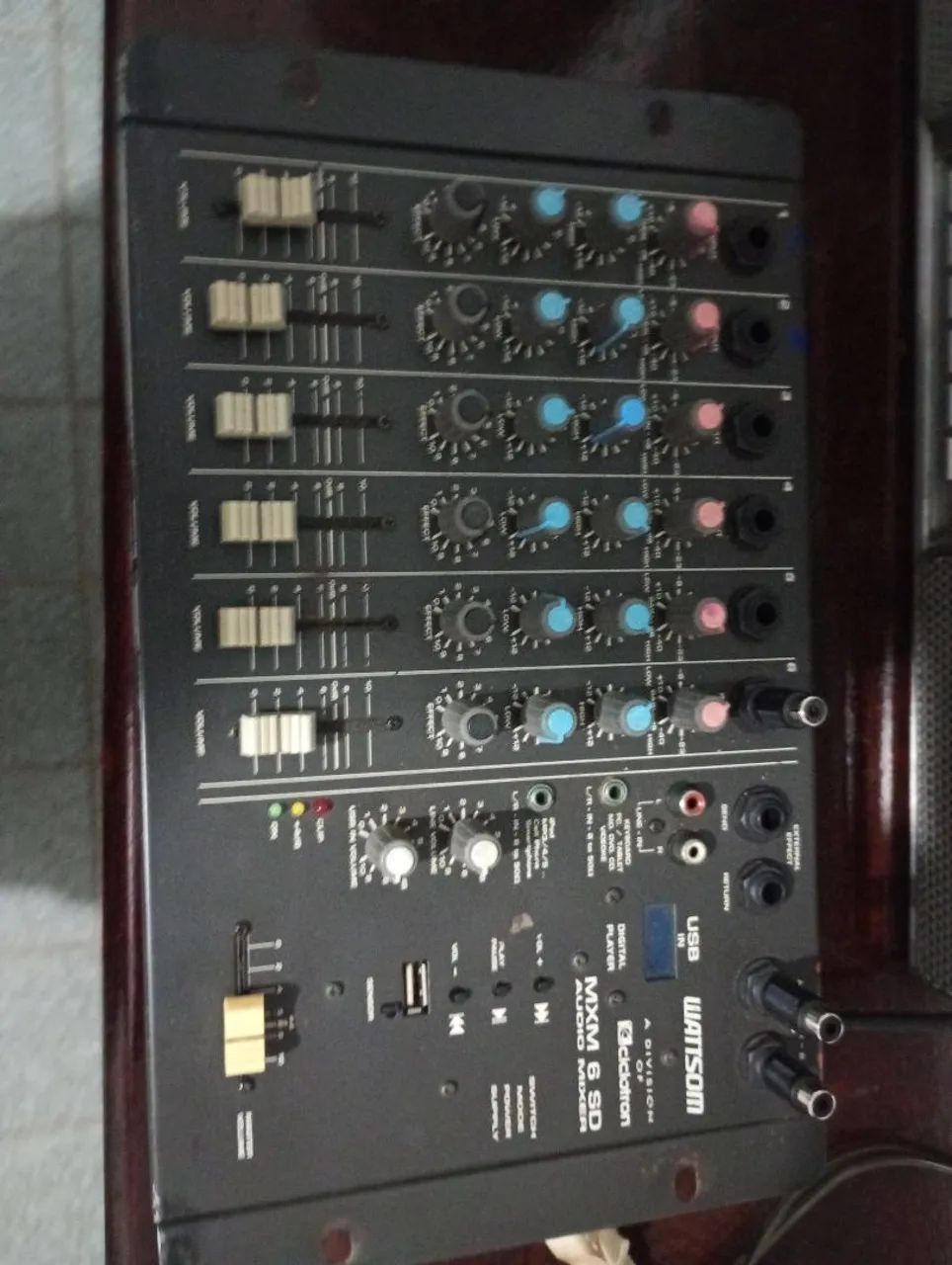 Mesa som watsom com pendrive 